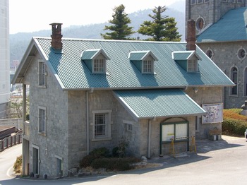 2004년 성당과 함께 등록문화재 제103호로 지정된 구 사제관(현 신앙유물 전시관).