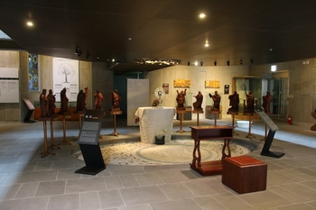 2013년 한국교회 최초로 건립된 천호 가톨릭 성물박물관 내부.