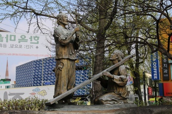 전동 성당은 한국 천주교 최초의 순교자인 윤지충과 권상연이 순교한 풍남문이 있던 곳에 세워졌다. 이를 기념해 마당 한편에 동상이 세워져 있다.