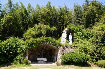 1995년 본당 설립 100주년 기념사업으로 건립한 성모동굴.