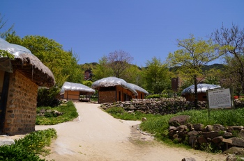 1998년에 복원한 한티마을(옛 공소) 모습.