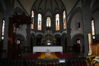 성당 제대. 제대 뒤편의 다섯 개의 아치형 창문과 유리화는 1902년 두 번째 성당을 건축할 때 프랑스에서 제작해 설치한 것이다.