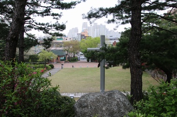 순교복자 묘역 뒤에서 본 성당 입구. 순교복자 묘역 앞에 넓은 잔디광장이 조성되어 있다.