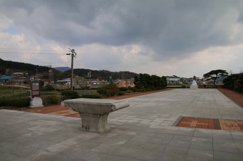 야외 제대에서 바라본 중앙광장 모습.