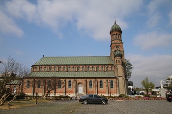 착공에서 봉헌까지 23년이 걸린 전동 성당은 비잔틴 풍의 돔을 올린 로마네스크 양식을 하고 있다. 1981년 사적 제288호로 지정되었다.