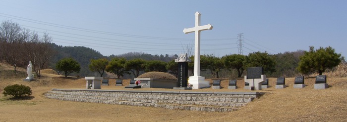 순교자 묘역 전경. 묘소 왼쪽으로 성모상과 야외제대, 오른쪽으로 묘비와 시복을 위한 기도비, 뒤에 대형 십자가와 십자가의 길이 조성되어 있다.