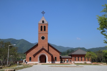 2014년 9월에 봉헌된 성 황석두 루카 탄생 200주년 기념성당. 성당과 소성당, 집무실과 사무실 등을 갖추고 있다.