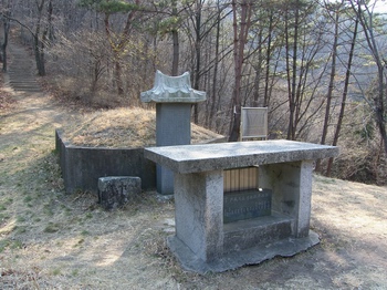 거제의 사도인 윤봉문 요셉 순교자의 이장 전 묘소 모습. 2013년 4월 20일 지세포리의 순교자 윤봉문 요셉 성지로 이장하였다.
