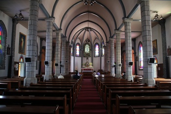 1930년 충청북도에서 최초로 건립된 고딕 양식의 성당 내부. 라틴 십자형의 평면 구성으로 명동 성당의 축소판 같은 인상을 준다.
