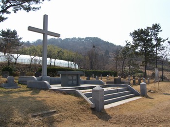 진영 성당 공원묘지의 야외제대. 제대 오른쪽에 신석복 마르코 순교자의 묘가 안치되어 있다.