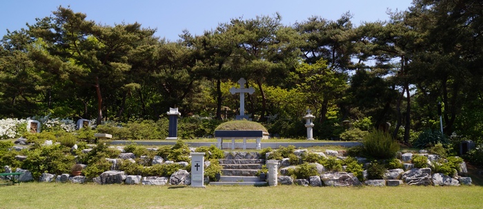 이선이 엘리사벳 순교자 묘역. 묘소 뒤에 반원형으로 십자가의 길이 조성되어 있고, 앞에 야외제대가 마련되어 있다.