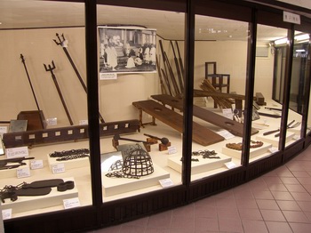 박물관 1층 전시관에 전시된 박해시대의 다양한 형구들.