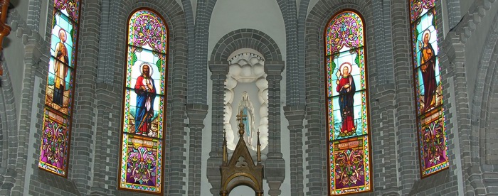 제대 뒤 유리화. 루르드의 성모상을 중심으로 왼쪽부터 성 프란치스코 하비에르, 예수 그리스도, 성모 마리아, 성 요셉이 유리화로 장식되어 있다.
