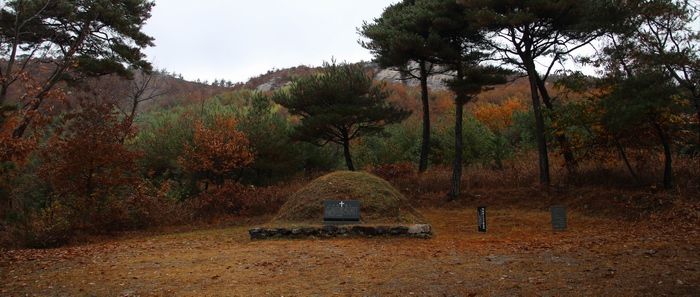 성당 뒷산으로 1991년 이장한 순교자 오상선의 묘. 오상선은 병인박해 때 언양 옥에서 백지사형을 받고 순교한 후 어음리에 묻혔었다.