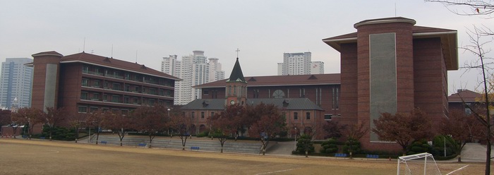 대구가톨릭대학교 유스티노 캠퍼스(신학대학) 전경. 성 유스티노 신학교를 중심으로 왼쪽에 본부동, 오른쪽에 학부동, 그 뒤에 연구동이 있고, 옛 신학교 뒤에 성당동이 자리하고 있다.
