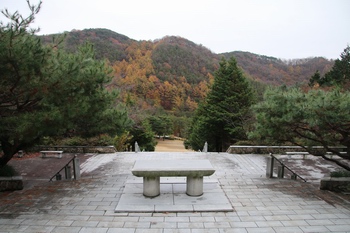 천호산 기슭에 자리한 순교성인 묘역 야외제대에서 내려다본 모습.