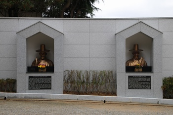 성지 입구에 설치된 순교복자 이정식 요한과 양재현 마르티노의 흉상.