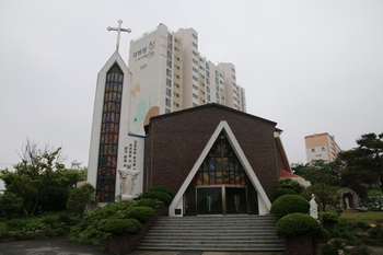 1984년 한국 선교 200주년 기념성당으로 건립된 새 성당 외부.