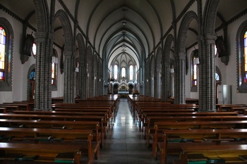 라틴 십자형 평면의 성당 내부.