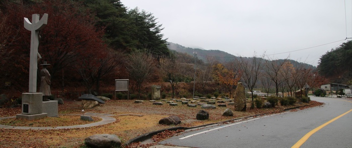 농은 홍유한 선생 동상에서 바라본 성지 입구.
