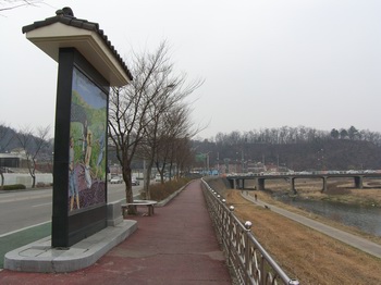 조윤호 성인의 순교를 기념해 2006년 서천교 인근 전주천변에 세운 모자이크 벽화.
