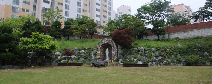 함평 성당 마당에서 본 옛 성당과 교육관.