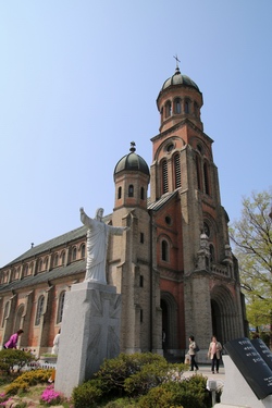 예수성심상 뒤로 보이는 중앙 종탑과 좌우의 돔은 전동 성당의 아름다움을 드러내는 대표적 상징물이다.