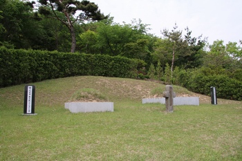 순교자 정은 바오로와 정양묵 베드로의 묘소.