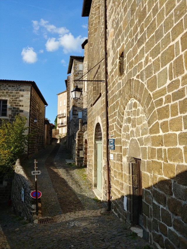 르 퓌 시내 중세의 골목과 건물들
